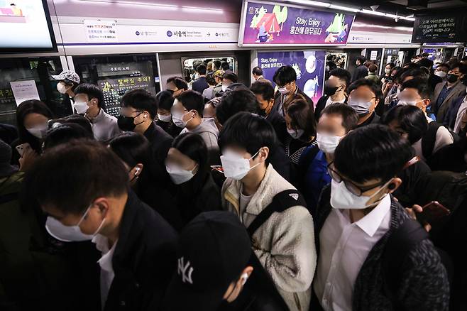 지난달 6일 오전 서울 1호선 서울역에서 승객들이 지하철에서 내려 이동하고 있다. 연합뉴스