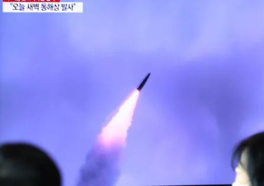 On September 25, when North Korea launched a short-range ballistic missile into the East Sea, news of the missile launch was aired on TV in the waiting room at Seoul Station in Jung-gu, Seoul. Han Su-bin