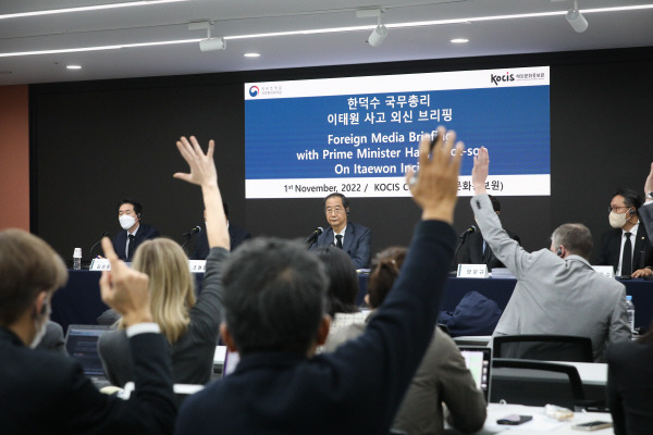 한덕수 국무총리가 1일 오후 서울 중구 프레스센터에서 열린 ‘이태원 사고’ 관련 외신기자 간담회에서 기자들의 질문을 받고 있다. 총리실 제공