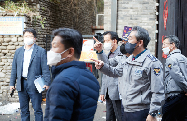 윤희근 경찰청장이 30일 오후 서울 용산구 이태원동 ‘핼러윈 인파’ 압사 사고 현장을 찾아 관계자로부터 현장 상황에 대한 설명을 듣고 있다. 연합�H스