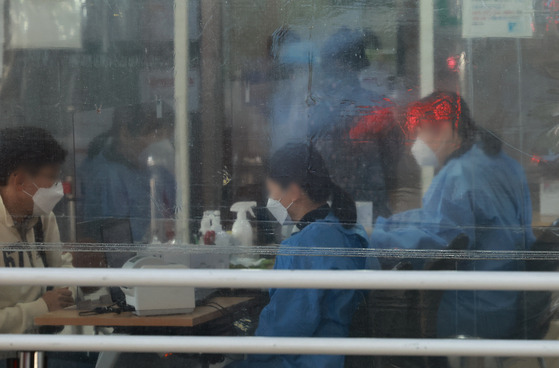 People wait to get tested for Covid-19 at a public health center in Mapo District, western Seoul, on Wednesday. [YONHAP]