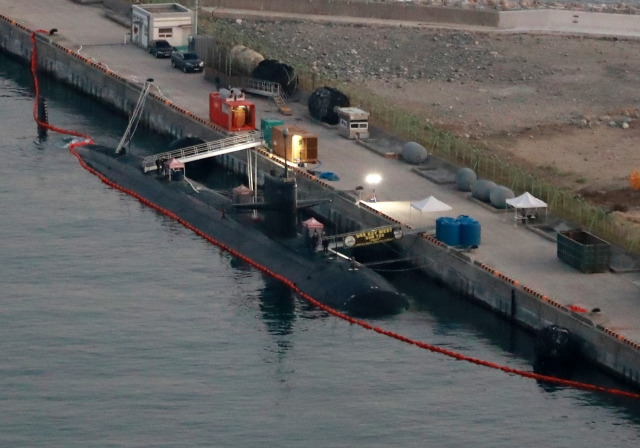 수중배수량 6900t에 달하는 미군 핵추진 잠수함 키웨스트함(SSN-722)이 1일 해군 부산작전기지에 입항해 수면 위로 떠올라 모습을 드러내고 있다. 키웨스트함은 사거리 2500㎞의 토마호크 순항미사일을 수십 발 탑재할 수 있으며, 보급 없이 90일간 작전이 가능하다. 미군은 잠수함 전력을 노출하지 않지만, 키웨스트함의 부산 입항 사실을 공개한 것은 북한에 경고 메시지를 보낸 것으로 해석됐다. 연합뉴스