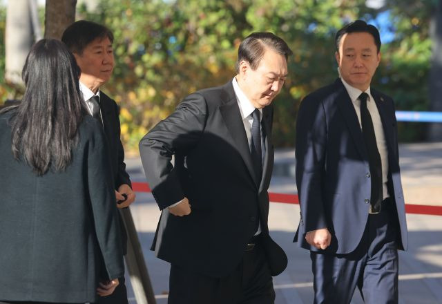 윤석열 대통령이 2일 오전 서울광장 이태원 사고 사망자 합동 분향소를 찾아 조문하고 있다. 연합뉴스