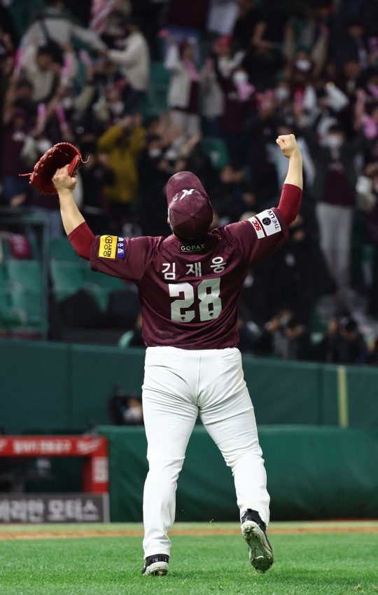 연장 10회말 2사 1, 3루에서 자신에게 대타 동점홈런을 날린 김강민을 투수앞 땅볼로 잡아내고 한국시리즈 1차전 승리로 이끈 키움의 마무리 김재웅이 기쁨의 환호성을 터뜨리고 있다.[연합뉴스]