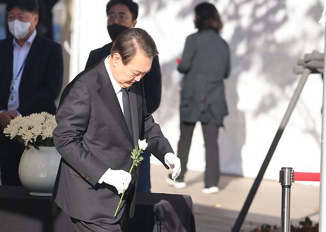 윤석열 대통령이 2일 오전 서울광장 이태원 사고 사망자 합동 분향소를 찾아 조문하고 있다. [연합뉴스]