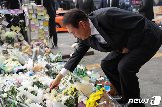 윤석열 대통령이 1일 오전 서울 용산구 이태원역 1번 출구에 마련된 이태원 핼러윈 압사 참사 추모공간을 찾아 헌화하고 있다. (대통령실 제공) /사진=뉴스1