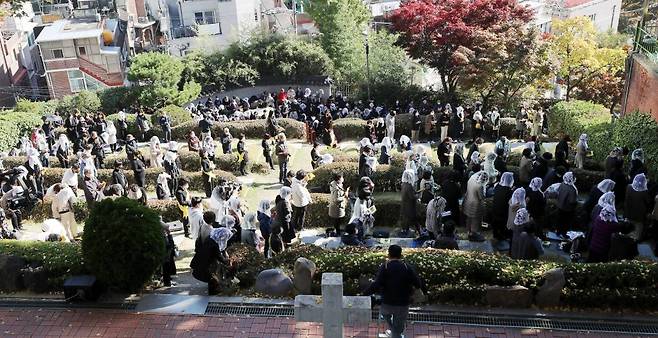 2일 오후 서울 용산구 천주교 용산성당에서 '이태원 참사' 희생자를 추모하는 위령의 날 미사가 열리고 있다. / 사진제공=뉴시스