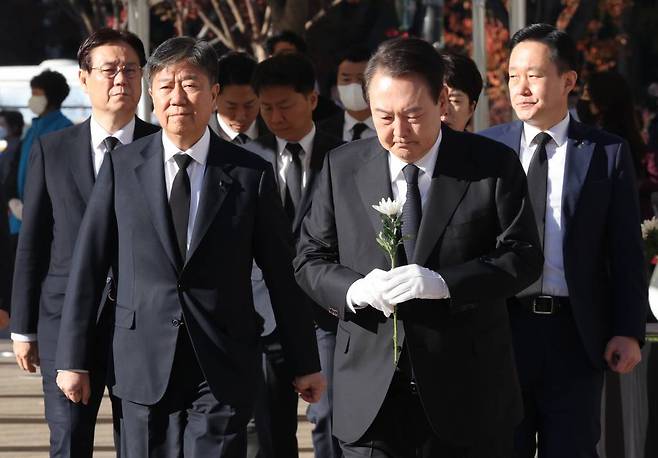 [서울=뉴시스] 전신 기자 = 윤석열 대통령이 2일 서울광장에 마련된 이태원 사고 사망자 합동분향소를 찾아 헌화를 위해 이동하고 있다. (대통령실통신사진기자단) 2022.11.02.