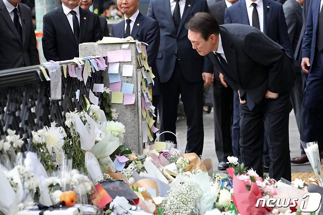 윤석열 대통령이 1일 오전 서울 용산구 이태원역 1번 출구에 마련된 이태원 핼러윈 압사 참사 추모공간을 찾아 헌화를 마친 후 시민들이 남긴 추모 메시지 등을 살펴보고 있다. /사진=뉴스1