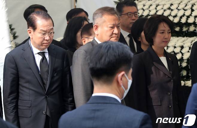 이상민 행정안전부 장관이 1일 오전 서울 용산구 녹사평역 광장에 설치된 이태원 사고 사망자 합동분향소를 윤석열 대통령과 함께 방문하고 있다. /사진=뉴스1