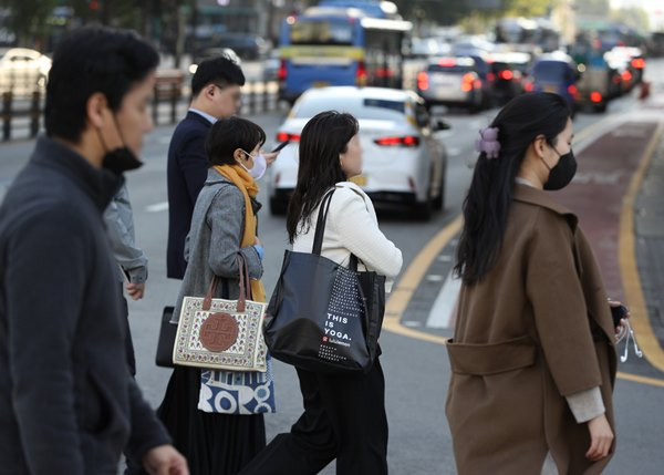 2일은 일부지역에서 아침 최저기온으로 0도까지 떨어져 일교차가 최대 15도 정도 벌어질 전망이다. 사진은 지난 24일 서울 광화문네거리에서 두꺼운 옷을 입고 출근하는 시민. /사진=뉴스1