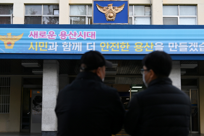 시민 곁에 없었던 경찰 : ‘이태원 핼러윈 참사’ 발생 대응 과정에서 경찰의 참사 발생 늑장 보고 논란이 빚어지고 있는 가운데 2일 오전 사고 관할서인 서울 용산경찰서에 ‘시민과 함께 더 안전한 용산’이라는 문구가 걸려있다.  윤성호 기자