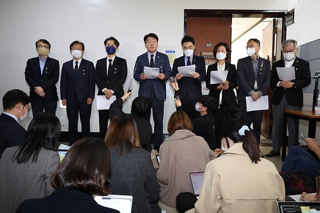 더불어민주당 법사위원들이 2일 오전 국회에서 열린 법제사법위원회 전체회의에서 여당이 현안질의 비공개 진행조차 합의해주지 않는다며 항의 기자회견하고 있다. [연합]