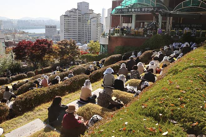 2일 오후 서울 용산성당 성직자묘역에서 이태원 참사 희생자들을 위한 위령미사가 열리고 있다. [연합]