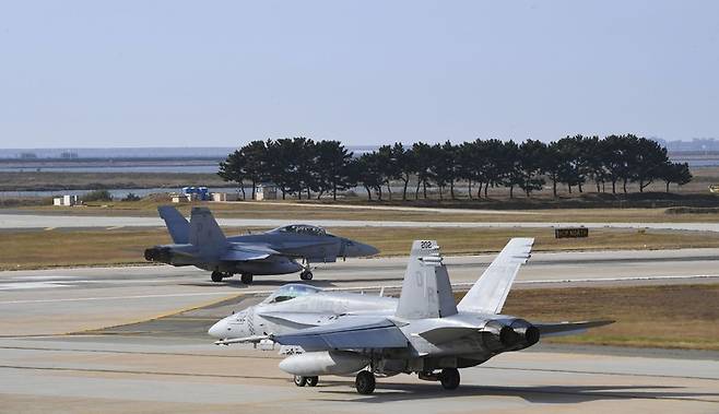 [서울=뉴시스] 지난달 31일 한미 공군의 대규모 연합공중훈련인 비질런트 스톰(Vigilant Storm) 훈련에 참가한 미군 FA-18 전투기가 군산기지에서 이륙을 위해 활주로로 진입하고 있다. 비질런트 스톰(Vigilant Storm)훈련은 한미 연합공군의 전략적·전술적 역량을 강화하고 강력한 연합방위태세를 확립하기 위해 실시한다. (사진=공군 제공) 2022.11.01. photo@newsis.com *재판매 및 DB 금지