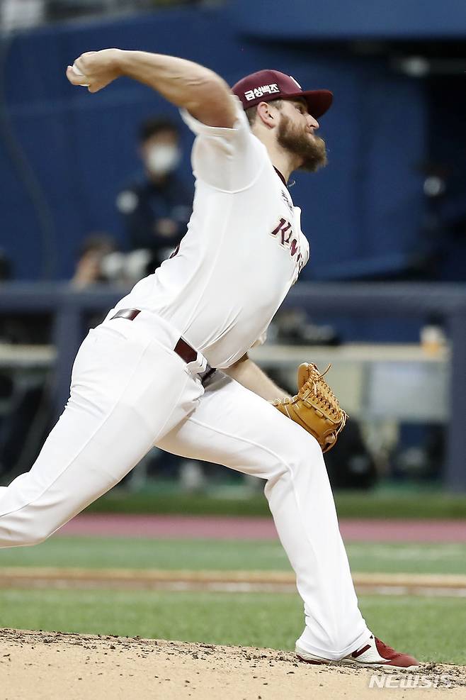 [서울=뉴시스] 최동준 기자 = 28일 서울 구로구 고척스카이돔에서 열린 2022 KBO 포스트시즌 플레이오프 4차전 LG 트윈스 대 키움 히어로즈의 경기, 키움 선발 애플러가 역투하고 있다. 2022.10.28. photocdj@newsis.com