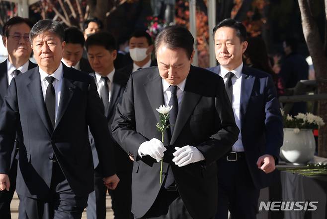 [서울=뉴시스] 전신 기자 = 윤석열 대통령이 2일 서울광장에 마련된 이태원 사고 사망자 합동분향소에서 헌화를 위해 이동하고 있다. (대통령실통신사진기자단) 2022.11.02. photo1006@newsis.com