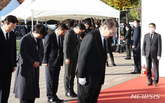 [서울=뉴시스] 전신 기자 = 윤석열 대통령이 2일 서울광장에 마련된 이태원 사고 사망자 합동분향소를 찾아 묵념하고 있다. (대통령실통신사진기자단) 2022.11.02. photo1006@newsis.com