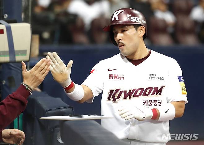 [서울=뉴시스] 정병혁 기자 = 28일 오후 서울 구로구 고척스카이돔에서 열린 2022 KBO 포스트시즌 플레이오프 4차전  LG 트윈스와 키움 히어로즈의 경기, 7회말 1사 주자 1, 3루 상황 키움 푸이그 1점 적시타 때 3루 주자 이용규가 홈인 한 뒤 덕아웃으로 향하고 있다. 2022.10.28. jhope@newsis.com