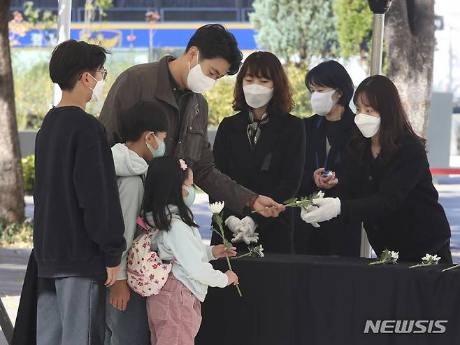 [서울=뉴시스] 김근수 기자 = 2일 오전 이태원 사고 참사 합동분향소가 마련된 서울광장에서 한 가족이 분향을 하기위해 들어가고 있다. 2022.11.02. ks@newsis.com