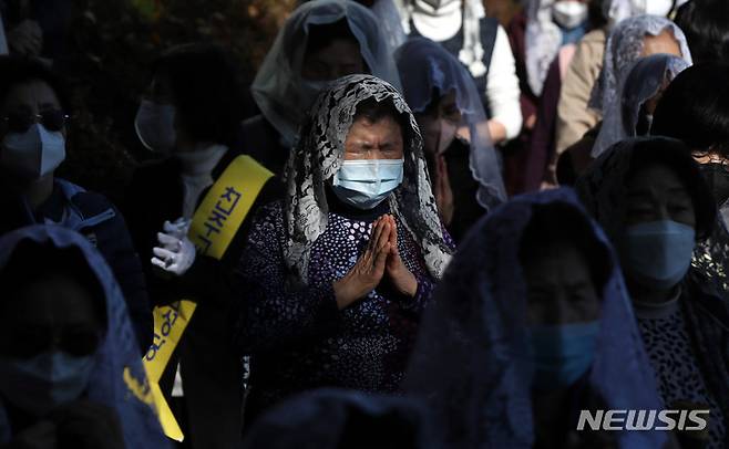 [서울=뉴시스] 추상철 기자 = 2일 오후 서울 용산구 천주교 용산성당에서 열린 '이태원 참사' 희생자를 추모하는 위령의 날 미사에서 참석자가 기도를 하고 있다. 2022.11.02. scchoo@newsis.com