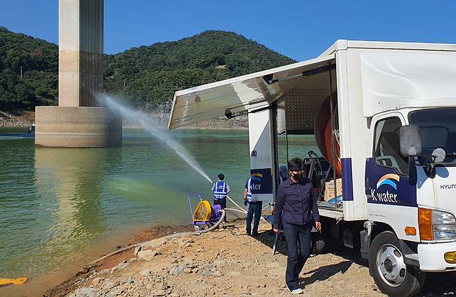 옥정호 녹조 확산을 막기 위해 한국수자원공사 정읍권지사가 녹조교란 작업을 펼치고 있다. *재판매 및 DB 금지