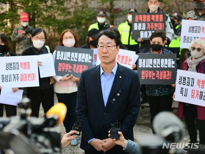 [화성=뉴시스] 정명근 화성시장이 연쇄성폭행범의 화성시 관내 퇴거를 촉구하며 언론 인터뷰를 벌이고 있다. (사진 = 화성시 제공)