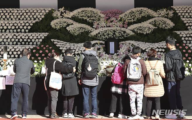 [서울=뉴시스] 김근수 기자 = 2일 오전 이태원 사고 참사 합동분향소가 마련된 서울광장에서 추모객들이 분향하고 있다. 2022.11.02. ks@newsis.com