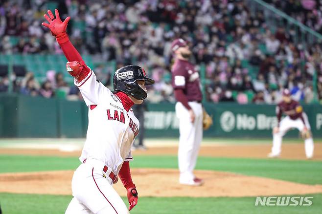 [인천=뉴시스] 권창회 기자 =2일 오후 인천 SSG랜더스필드에서 열린 2022 KBO 한국시리즈 2차전 키움 히어로즈와 SSG 랜더스의 경기, 5회말 1사 주자 1루서 최지훈이 2점 홈런을 때린 뒤 그라운드를 돌고 있다. 2022.11.02. kch0523@newsis.com