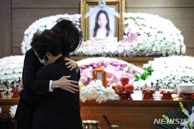 [서울=뉴시스] 윤석열 대통령 부인 김건희 여사가 2일 서울 노원구 한 장례식장에 마련된 이태원 참사 고등학생 희생자 빈소를 찾아 유가족을 위로하고 있다. (사진=대통령실 제공) 2022.11.02. photo@newsis.com