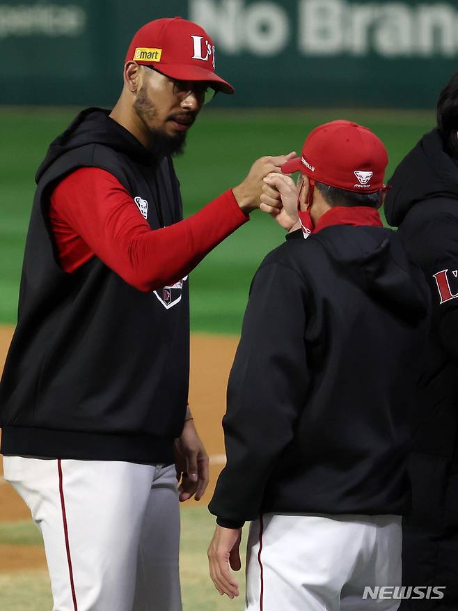 [인천=뉴시스] 조성우 기자 = 2일 오후 인천 SSG랜더스필드에서 열린 2022 KBO 한국시리즈 2차전 키움 히어로즈와 SSG 랜더스의 경기, 키움에 6-1 승리를 거둔 SSG 김원형 감독이 이날 호투를 펼친 선발투수 폰트와 하이파이브 하고 있다. 2022.11.02. xconfind@newsis.com