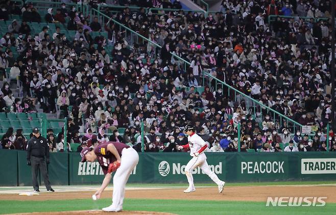 [인천=뉴시스] 권창회 기자 =2일 오후 인천 SSG랜더스필드에서 열린 2022 KBO 한국시리즈 2차전 키움 히어로즈와 SSG 랜더스의 경기, 7회말 1사 SSG 한유섬이 1점 홈런을 친 뒤 그라운드를 돌고 있다. 2022.11.02. kch0523@newsis.com