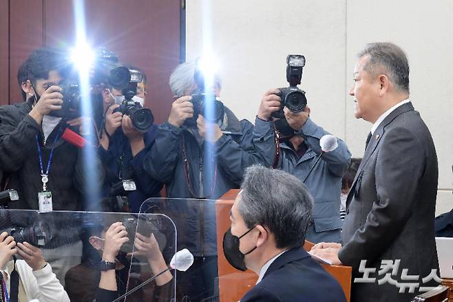 이상민 행정안전부 장관이 1일 서울 여의도 국회에서 열린 행정안전위원회 전체회의에 이태원 참사 현안 관련 보고 전 자신의 부적절한 발언에 대해 사과하고 있다. 박종민 기자