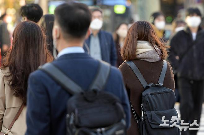 지난달 24일 서울 광화문 사거리에서 시민들이 옷깃을 여민 채 발걸음을 옮기고 있다. 박종민 기자