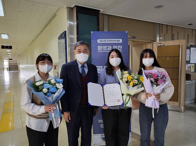 동국대 WISE캠퍼스 국사학전공 재학생들이 '전국역사학대회 역사 콘텐츠 경연대회'에서 최우수상을 수상했다. 동국대 제공