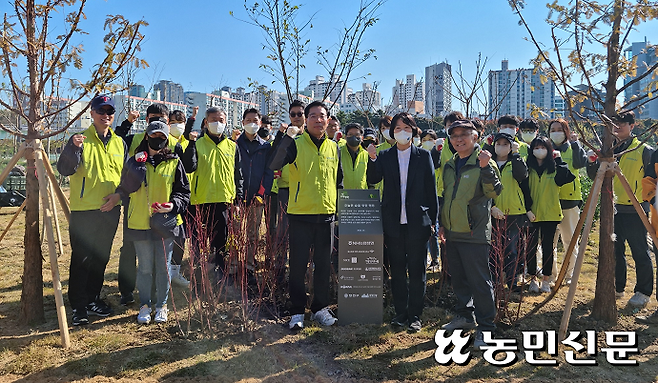 31일 열린 NH농협생명(대표 김인태)의 ‘생명의 나무심기’ 활동을 기념해 주경돈 농협생명 사업2부문 부사장(앞줄 왼쪽 세번째부터), 강옥현 서울 양천구 부구청장, 김석권 생명의숲 공동대표, 농협생명 직원 30여명이 사진 촬영을 하고 있다.