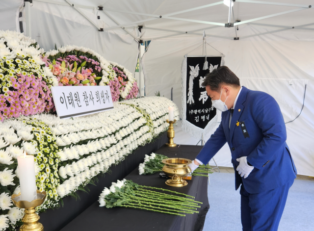 ▲ 김병내 구청장, 구청 앞 ‘이태원 참사 분향소’ 참배 ⓒ 광주