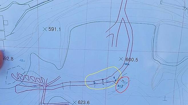 봉화 광산 매몰사고 고립 작업자의 보호자가 1일 언론에 공개한 실측도. 빨간색 동그라미로 표시된 곳이 전날 76㎜ 시추기가 작업을 한 곳. 거리상 25m가량 떨어진 노란색 동그라미로 표시된 곳이 새로 시추작업을 할 7개 지점. (사진=연합뉴스)