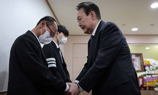유가족 위로하는 尹 대통령 윤석열 대통령이 1일 경기 부천에 마련된 이태원 참사 사망자 장례식장에서 조문을 마친 뒤 유족을 위로하고 있다. 윤 대통령은 딸을 잃은 아버지에게 “뭐라고 위로의 말씀을 드려야 할지 모르겠다”며 고개를 숙였다. 대통령실 제공