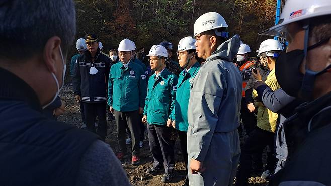 이정식(녹색점퍼 가운데) 고용노동부 장관과 이창양(녹색점퍼 오른쪽) 산업통상자원부 장관, 이철우 경북도지사가 2일 경북 봉화 아연광산 매몰사고 현장을 방문해 구조 상황을 보고받은 뒤 최우선 구조를 당부했다.고용노동부 제공