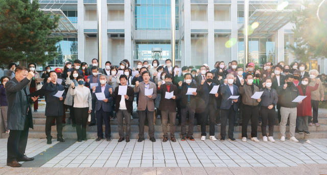 대전사랑시민협의회 이현(왼쪽에서 첫번째) 회장과 회원들이 ‘방사청 대전 이전’ 정상 추진을 촉구하고 있다. 사진제공=대전사랑시민협의회