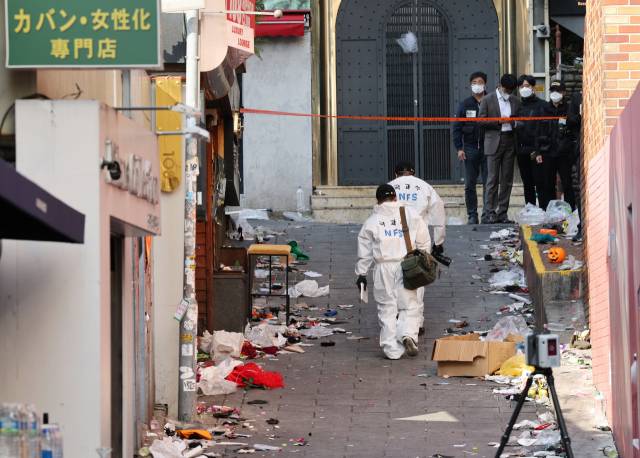 31일 오후 서울 용산구 이태원에서 국립과학수사연구원 및 경찰 관계자 등이 '핼러윈 압사 참사' 현장감식을 벌이고 있다. 연합뉴스