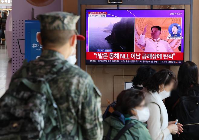 2일 오전 서울역에서 시민들이 북한 탄도미사일 발사 관련 뉴스를 보고 있다. ⓒ연합뉴스