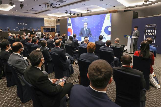 2일 오전 서울 서초구 외교타운에서 열린 2022 외교안보연구소 국제문제회의에서 참석자들이 박진 외교부 장관 기조연설 영상을 시청하고 있다.ⓒ연합뉴스