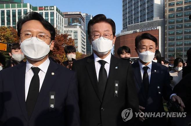 서울광장 합동분향소 방문한 이재명 대표 (서울=연합뉴스) 황광모 기자 = 더불어민주당 이재명 대표가 1일 오후 서울 중구 서울광장에 마련된 이태원 사고 사망자 합동분향소에서 헌화를 마친 뒤 광장을 나서고 있다. 2022.11.1 [공동취재] hkmpooh@yna.co.kr