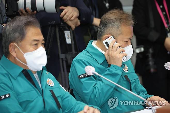 이상민 장관, '이태원 압사 참사' 관련 중대본 회의 참석 (서울=연합뉴스) 김승두 기자 = 이상민 행정안전부 장관이 31일 정부서울청사 중앙재난안전대책본부 상황실에서 열린 '이태원 압사 참사' 관련 중대본 회의에 참석, 어딘가와 통화하고 있다. 2022.10.31 kimsdoo@yna.co.kr