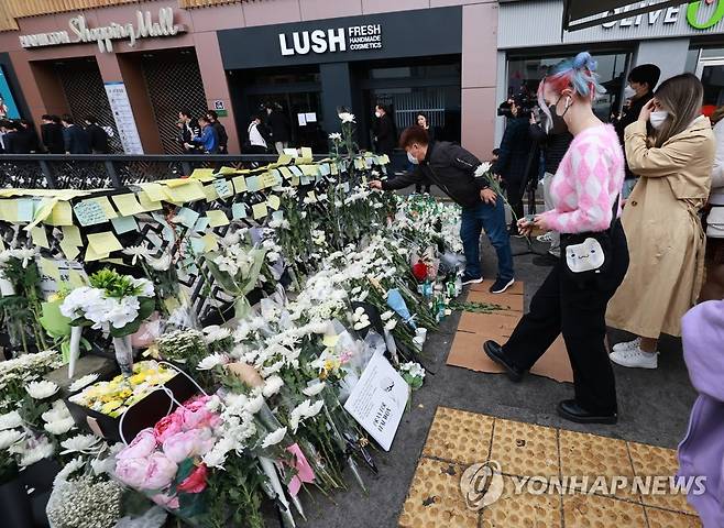 이태원 추모 공간 찾은 외국인들 (서울=연합뉴스) 홍해인 기자 = 1일 서울 용산구 이태원역 1번 출구 앞 참사 추모 공간에서 이스라엘에서 온 관광객들이 고인을 추모하는 헌화를 하고 있다. 관광을 위해 한국을 찾은 이들은 참사 당일 이태원을 방문했다고 취재진에게 설명했다. 2022.11.1 hihong@yna.co.kr