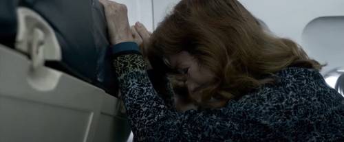 여객기 추락 상황에서 충격 방지 자세를 취하고 있는 승객 [영화 '설리: 허드슨강의 기적(2016)' 스틸컷. 재판매 및 DB 금지]