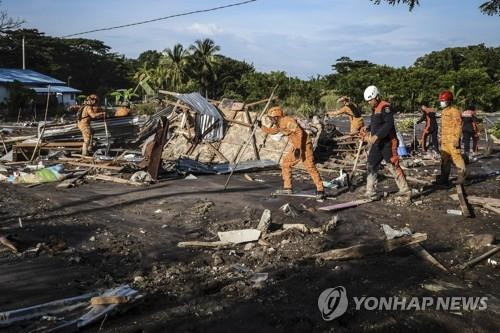 태풍 '날개'로 인한 실종자를 수색중인 필리핀 구조대원들 [AP=연합뉴스 자료사진. 재판매 및 DB 금지]