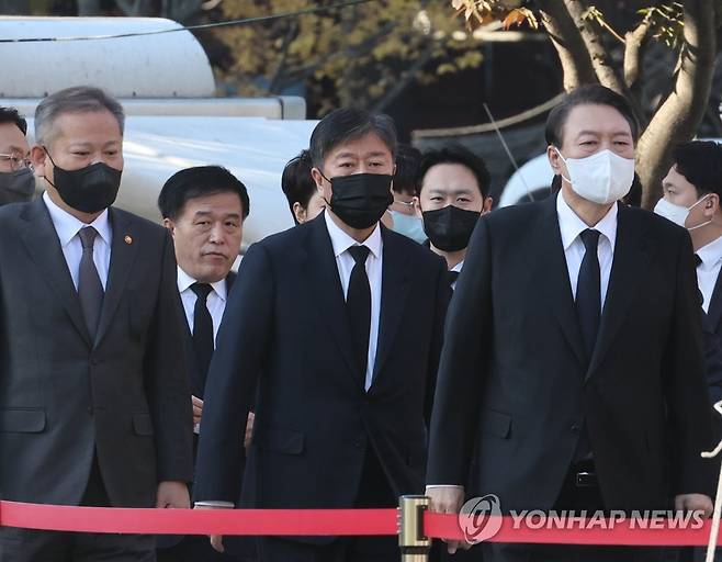 조문 나선 윤석열 대통령과 이상민 행안부 장관 (서울=연합뉴스) 안정원 기자 = 윤석열 대통령이 2일 오전 서울광장에 마련된 이태원 사고 사망자 합동분향소를 방문, 조문하기 위해 이동하고 있다. 왼쪽은 이상민 행정안전부 장관. 2022.11.2 jeong@yna.co.kr